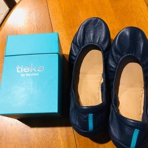 Tieks flats